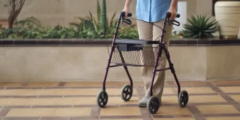 how to use a walker with wheels